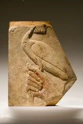 Reliefffragment av en Akh-fugl (kalkstein)