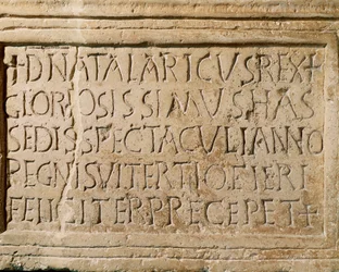 Barbarisk sivilisasjon: inskripsjon fra kong Ostrogoth Athalarics regjeringstid (516–534 e.Kr.) som vitner om eksistensen av et teater i Ticinum (dagens Pavia). 6. århundre. Musei Civici, Sezione Archeologia, Pavia, Italia