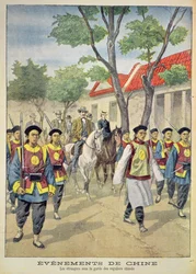 Europeiske utlendinger under væpnet eskorte av kinesiske regulære soldater under bokseropprøret 1899-1901, illustrasjon fra «Le Petit Journal», 18. juli 1900