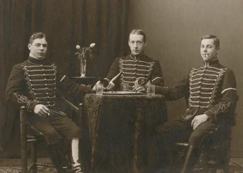 Tre unge uniformerte kavalerister, Malmö, Sverige, 1920-tallet