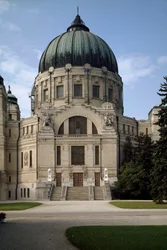 Utsikt over familiegraven av arkitekten Otto Wagner (1841-1918) (Wiensk løsrivelse). Hietzing kirkegård, Wien, Østerrike