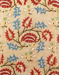 Detalj av et lintrekk, brodert med en meander av røde og blå blomstersprayer