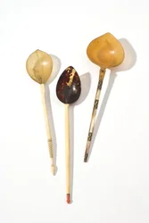 Tre osmanske skjeer fra 1700-tallet (Sherbat) (perle, perlemor, corra, bein, messing)