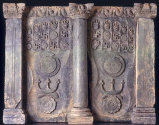 Frise som viser Buddhas fotavtrykk, Gandhara 1. til 5. århundre e.Kr.;