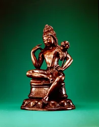 Padmapani Lokeshvara sittende i meditasjon, første halvdel av 700-tallet (bronse innlagt med sølv og kobber) (se også 394854)