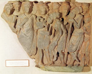 Seieren over slangen, relieff som viser Buddha som presenterer den fryktede slangen for de forbløffede brahmanene, gresk-buddhistisk stil, 1.-4. århundre