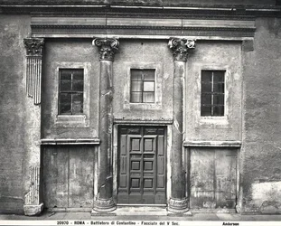 Fasaden, bygget av keiser Konstantin, ca. AD 315-24 (s/hvitt bilde)