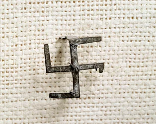 Kristen oldtid: fibula formet som en svastika (som senere skulle inspirere hakekorset). 1. til 3. århundre. Det nasjonale arkeologiske museum, Saint-Germain-en-Laye