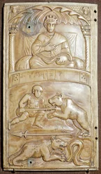 Leker på sirkuset med en bjørn (Ivory relief dyptich, ca 400)