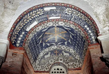 Paleokretisk kunst: Kristi monogram er omgitt av symboler på den hellige treenighet. Mosaikk fra det 5. eller 6. århundre. Baptistere d