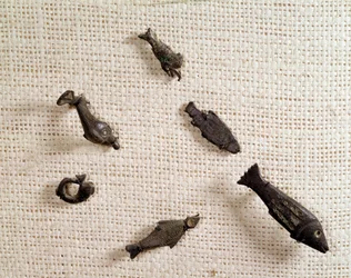 Kristen antikvitet: fibuler og metallsmykker i form av fisk. Nasjonalmuseet for arkeologi, Saint Germain en Laye
