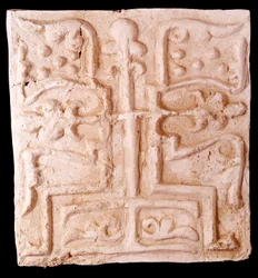 Paleokristen kunst: stein utsmykket med relieffer av vingrener og et kors. Fra Kharg Island, Iran. Paris, Louvre-museet