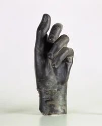 Fragment av en hånd, muligens av en bueskytter, fra Shami, Malamir, Iran (bronse)