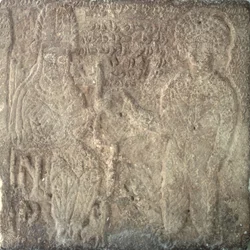 Sjelden stele som viser Artabanus V, den siste parthiske kongen, investerer Khwasak, satrapen til Susa: han gir en ring som emblem for sin autoritet, fra Susa, Iran, 14. september 215 e.Kr. (kalkstein)