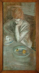 Kvinne sittende, lent mot et bord
