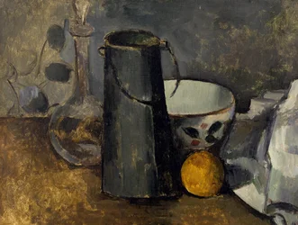 Stilleben med karaffel, melkeboks, bolle og appelsin