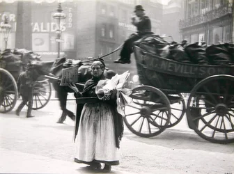 En kvinnelig avisselger, London, ca. 1890-tallet (s/hvitt-bilde)