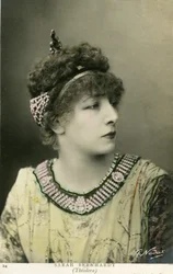Henriette Rosine Bernard aka Sarah Bernhardt (1844-1923) som "Théodora", skuespill av Victorien Sardou, i 1884 (bilde)