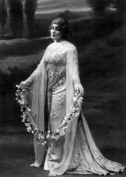 Marguerite Carre som Melisande i operaen Pelleas et Melisande av ClaudeDebussy i 1911, foto av Paul Nadar
