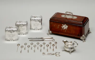 Teutstyr, ca. 1735 (sølv og tre)
