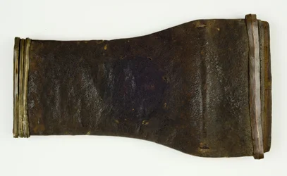 Slire for kort sverd (tre, krypdyrskinn, snor, messing og kobbertråd)