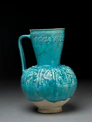 Kanne med støpt dekor, Iran, 1100-tallet (steinpasta med turkis glasur)