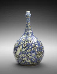 Fliket flaske med figur og blomster, midten av 1600-tallet (lustreware med ugjennomsiktig hvit og koboltblå glasur)