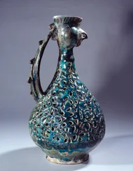 Persisk kunst: keramisk akvamarin med hanehode og dekorasjoner inspirert av Waq Waq-treet. Fra Kashan. Paris fra 1200-tallet, Louvre-museet