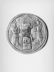 Baksiden av en mynt av Shapur II (310-79) som viser et offerildalter, Sassanian (sølv) (se 142415 for forsiden)