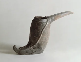 Fartøy i form av en støvel, fra Kaluraz, Gilan, Iran, ca. 1. årtusen f.Kr. (leire)
