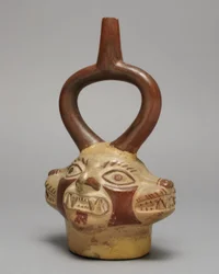 Stigbøylekar i form av flerhodet kattevesen, AD 250-500 (keramikk og pigment)