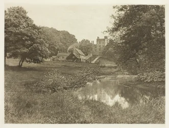 Haddon Hall og Homestead, fra elven
