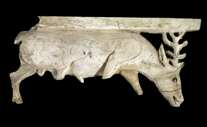 Fønikernes sivilisasjon: ornament av en kongelig elfenbenseng i form av en hjort, fra stedet til Arslan Tash (Syria). 9. århundre f.Kr. Sol. 12,5 cm Musée du Louvre, Paris