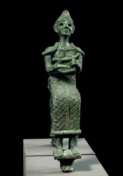 Oriental Art of Antiquite: statuett av en sittende gudinne. Bronseskulptur. Skulptur av Fønikia, rundt 1300 f.Kr. Paris, Louvre-museet