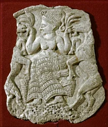 Fønikisk kunst: utskåret pyxislokk av elfenben, som forestiller en mykensk fruktbarhetsgudinne som ammer geiter. Omkring 1250 f.Kr. Fra Twink El Beida. Mål: 13 cm. Paris, Louvre-museet