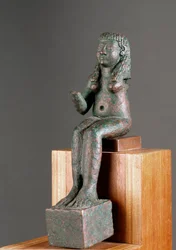 Fønikisk kunst: fremstilling av gudinnen Astarte. Bronseskulptur fra det 7. århundre f.Kr. Fra Carambolo-helligdommen i Spania. Mål: 16 cm. Sevilla, Arkeologisk museum