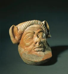 Fønikisk kunst: terrakottamaske som representerer fauna. Fra Ibiza, Spania. 3. århundre f.Kr. Madrid, Nasjonalt arkeologisk museum