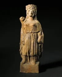 Fønikisk kunst: terrakottastatuett som forestiller guddommen Tanit. 3.-2. århundre f.Kr. Madrid, Det nasjonale arkeologiske museum.
