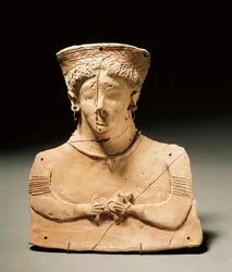 Fønikisk kunst: terrakottastatuett som forestiller gudinnen Tanit, gjennomborede ører og nese. 3.-2. århundre f.Kr. Madrid, Museo Arqueológico Nacional