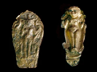Fønikisk kunst: to statuetter av gull, til venstre gudinnen Ishtar (Inanna eller Astarte) på en plate, til høyre en fruktbarhetsgudinne med løftede armer, fra funnstedet Tink El Beida i Syria. 15. århundre-12. århundre f.Kr. Paris, Louvre-museet