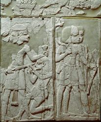 Fønikisk sivilisasjon: sengepynt med lavt elfenbensrelieff som representerer en kongetruende fiende. Fra stedet til Ugarit eller Ugarit, gammel syrisk sitat på Tell de Ras Shamra. 1300-tallet f.Kr. Søn 24 cm Damaskus, Nasjonalt arkeologisk museum Syr
