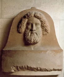Fønikernes sivilisasjon: menneskets hode skåret på en fønikisk sarkofag. 4. århundre f.Kr. Relieffstrømper i marmor. Dim. 80 cm Paris, Louvre-museet