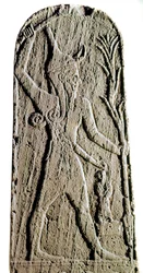 Fønikisk kunst: kalksteinstele av guden Baal i lyn. (Gud kriger beskytter kongen) Skulptur fra det 19. eller 18. århundre f.Kr.,. Fra Ras Shamra (Ugarit eller Ougarit) Dim 142 cm Paris, Musee du Louvre