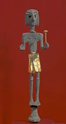 Fønikisk kunst: statuett av en guddom i sølv og gull. 20. eller 19. århundre f.Kr. Fra Ras Shamra (Ugarit). Høyde 28 cm. Nasjonalmuseet i Aleppo, Syria