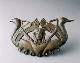 Fønikisk kunst: representasjon av guddommen Astarte. Det er omgitt av to fugler som tar av. Bronseskulptur fra det 6. århundre f.Kr. Fra Sevilla. Dim. 16 cm Sevilla, arkeologisk museum