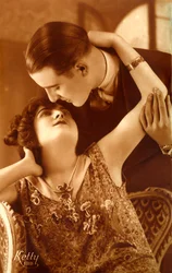 Fransk par fra 1920-tallet omfavner