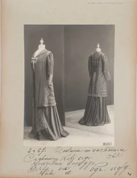 Albumside: House of Worth, kostyme