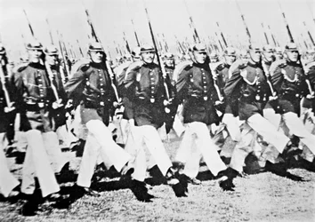 Tyske tropper på paradegåsetrinn foran Kaiser, 28. august 1911 (s/hvitt-bilde)