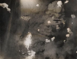 Fotografi tatt da Royal Air Force Lancasters angrep Dresden (s/hv-bilde)