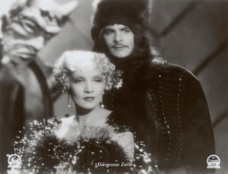 Stillbilde fra filmen «Den skarlagenrøde keiserinnen» med Marlene Dietrich og John Lodge